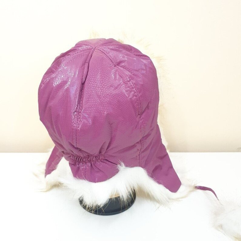 Violetinės spalvos kepurė su kailiu