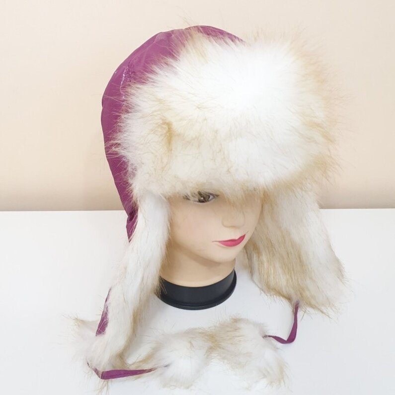 Violetinės spalvos kepurė su kailiu